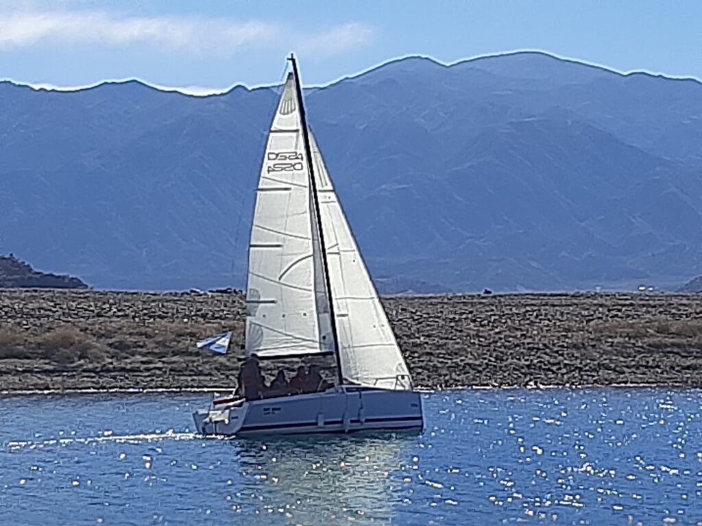 paseos en velero en dique de potrerillos. Mendoza.