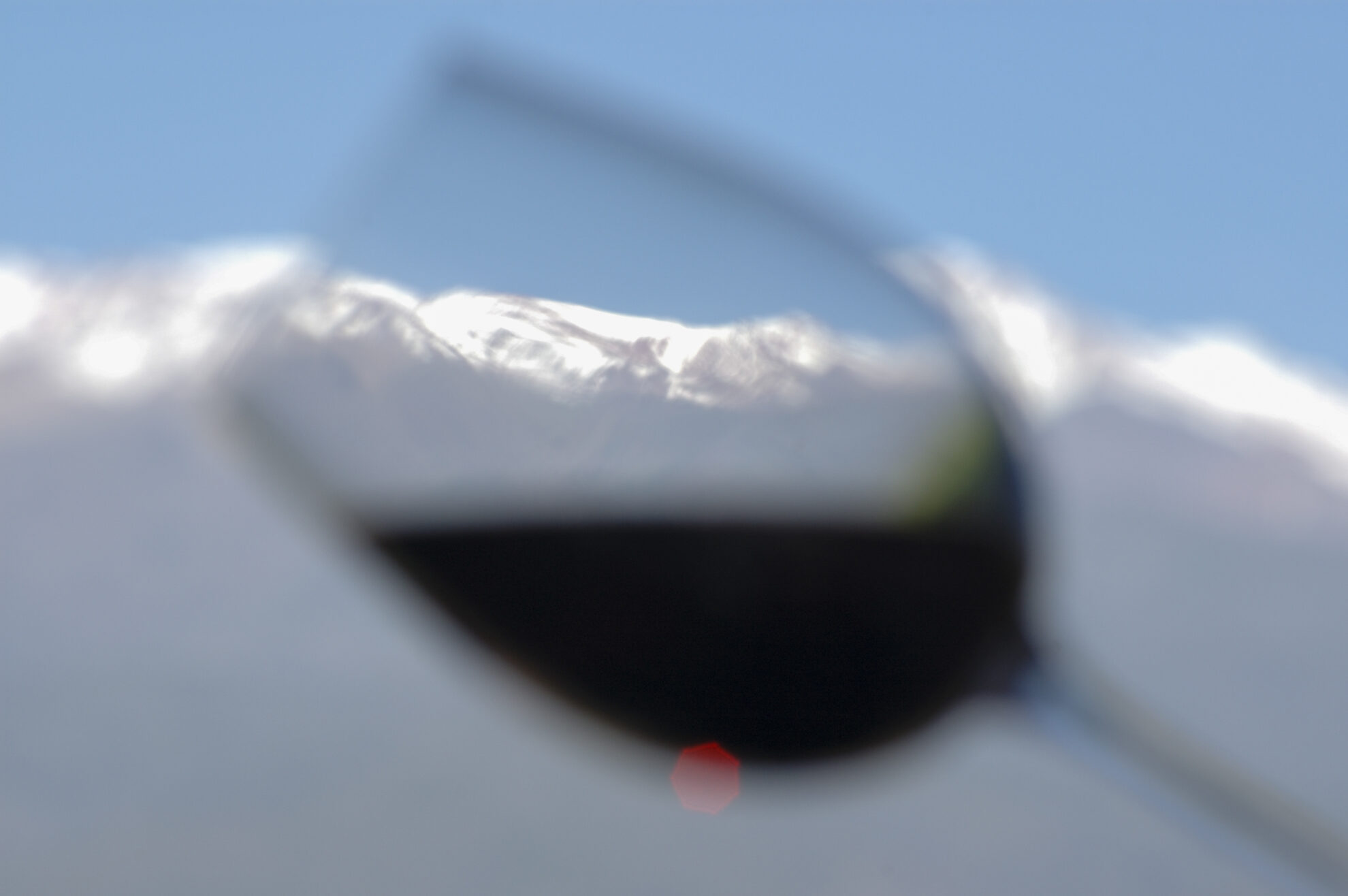 El turismo en Mendoza se destaca por sus excursiones a bodegas y viñedos. El turismo del vino ofrece degustaciones y almuerzos en lugares como Maipú, Luján de Cuyo.