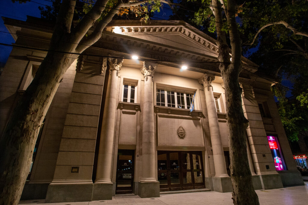 excursión ciudad de menoza. teatro indepencia.