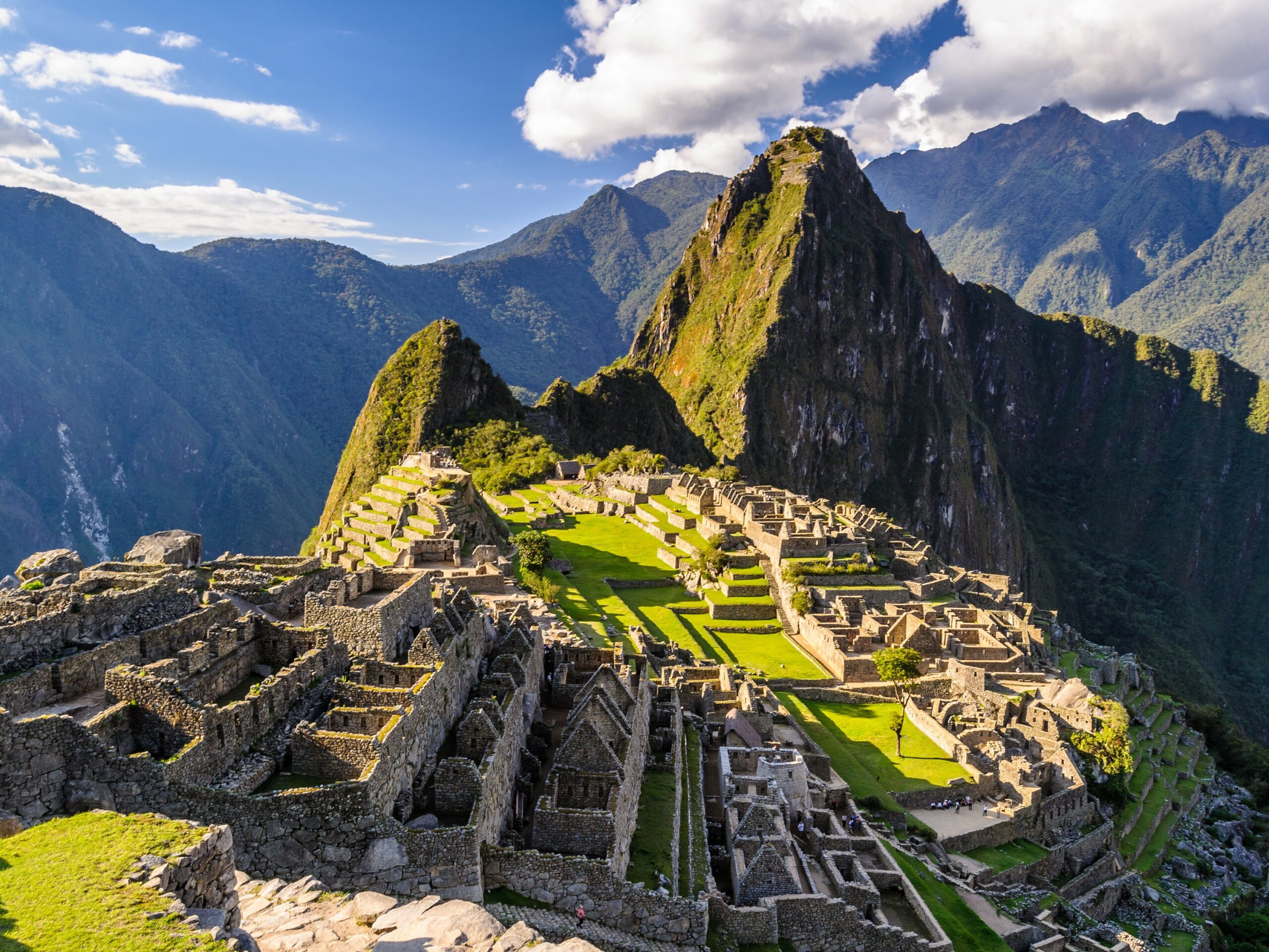 Vista del Machu Pichu desde el norte saliendo el sol por el norte