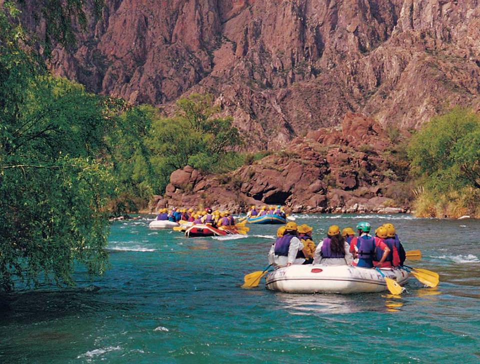 rafting río atuel durante la excursión al cañón del atuel. 