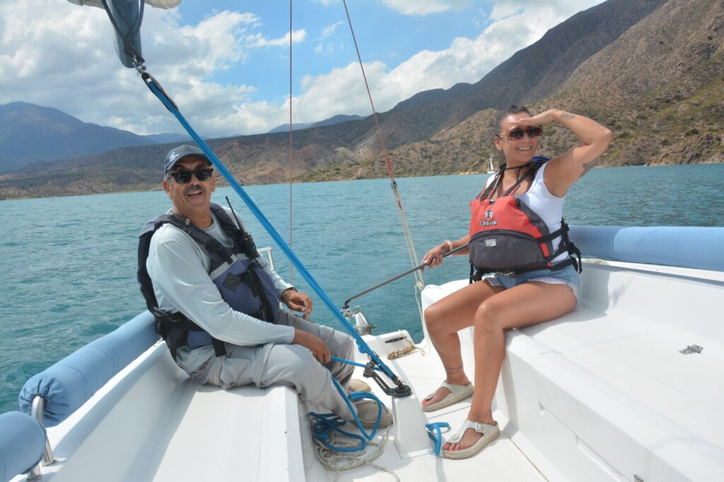 Paseos en Velero en dique de potrerillos en Mendoza. Aventura y ruta del vino.