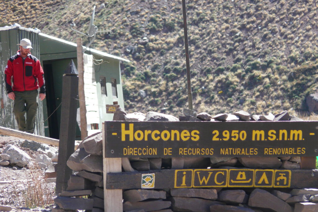 paseo de alta montaña. caminata por sendero de horcones. laguna de horcones. Tour al aconcagua.
