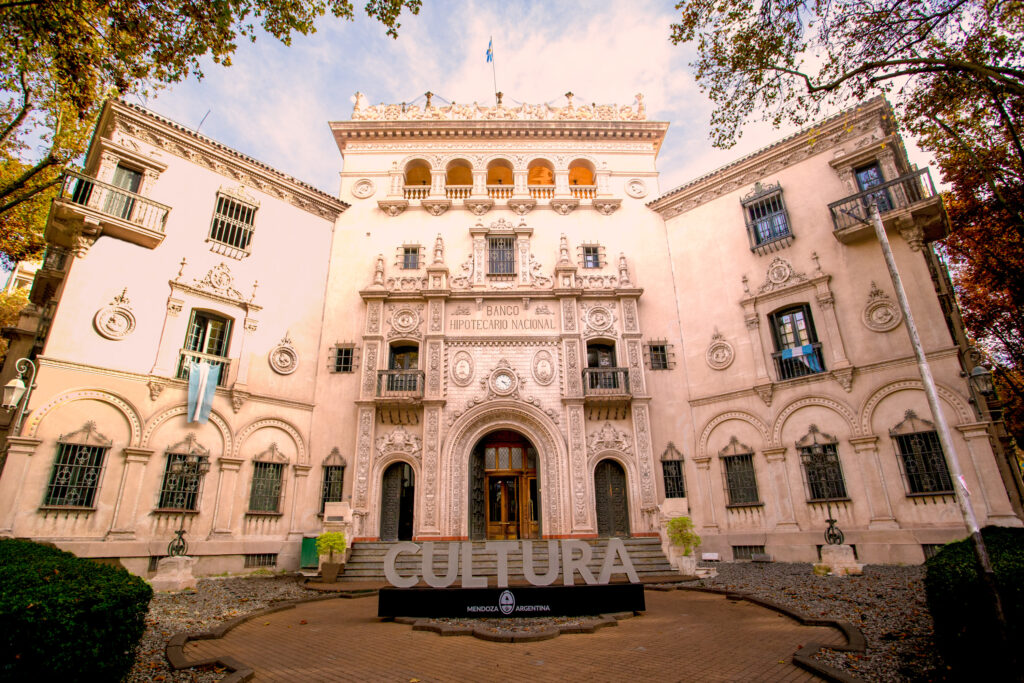excursión a la ciudad de mendoza. edificio ministerio de cultura.