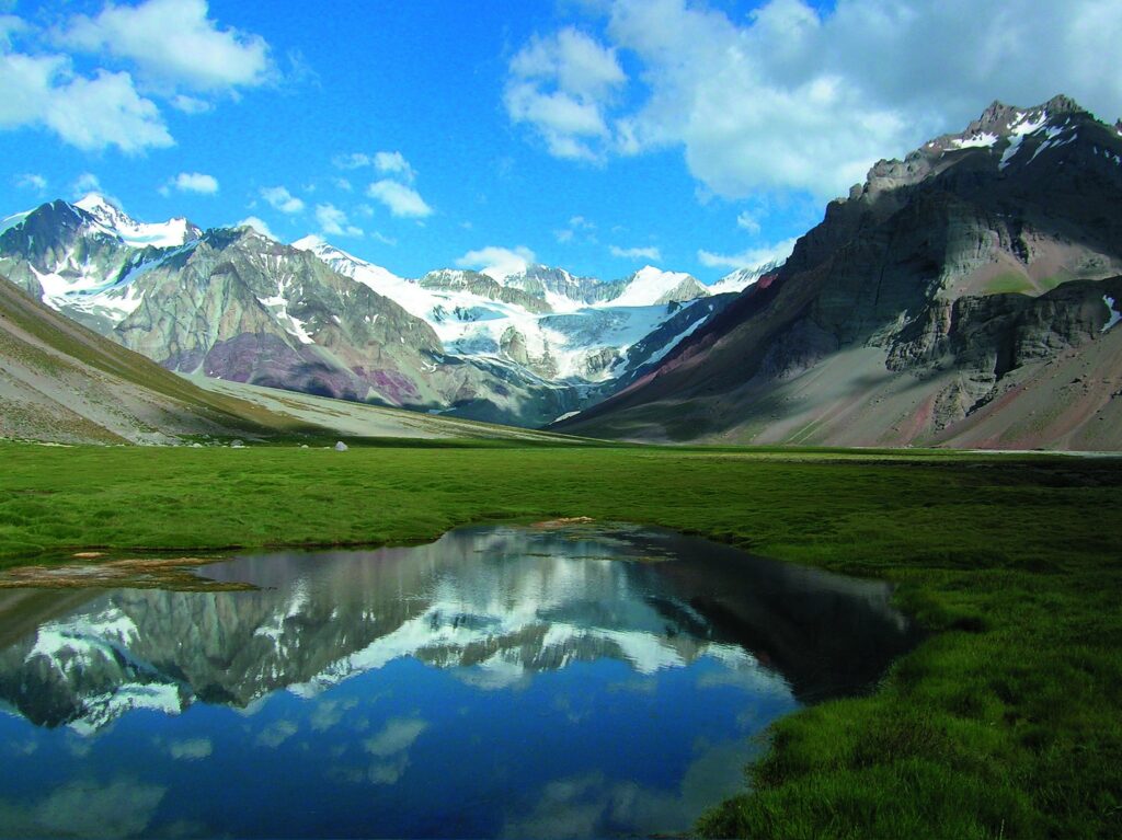 Excursión de alta montaña. laguna de horcones. Aconcagua.