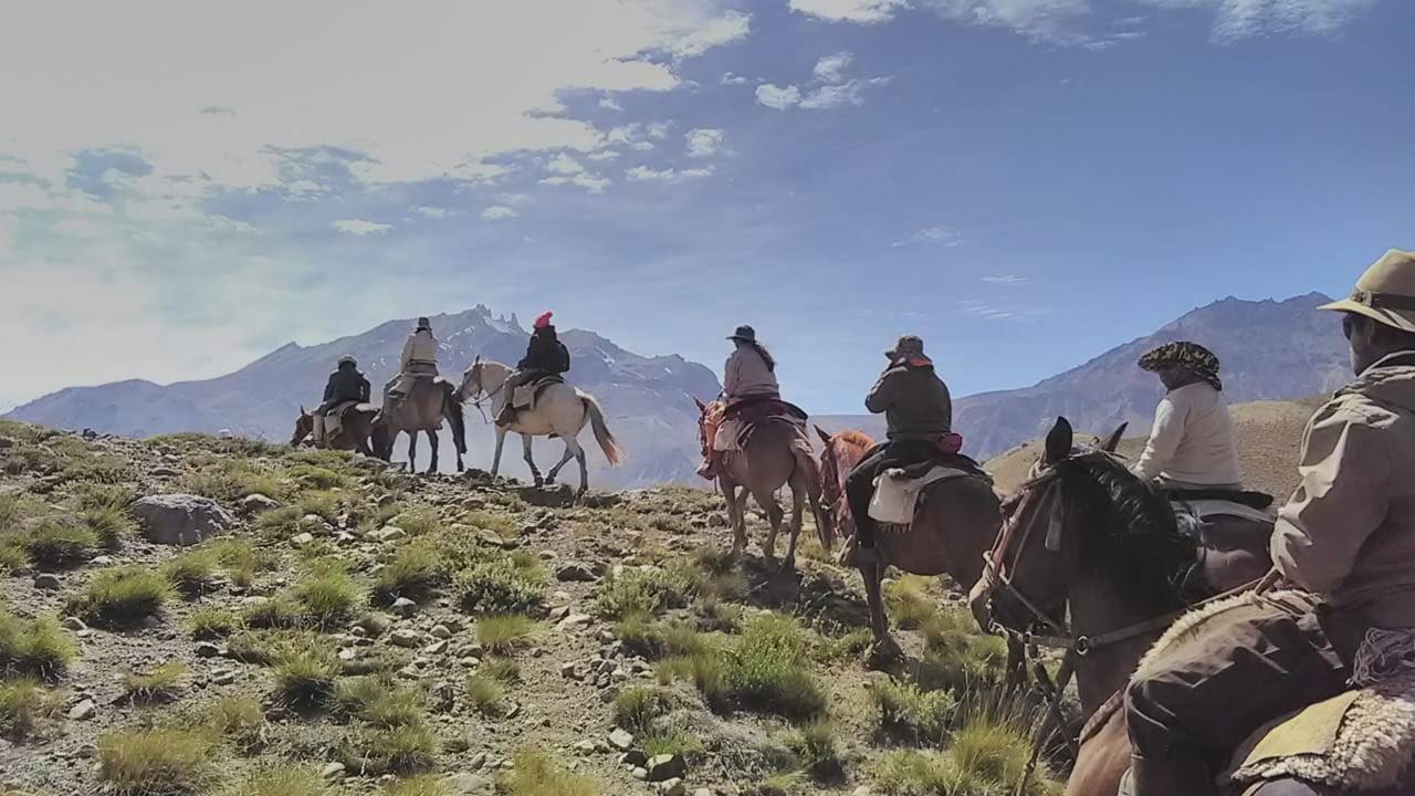 Un grupo de jinetes realiza una expedición a caballo por senderos de la cordillera de los Andes en Malargüe, Mendoza.