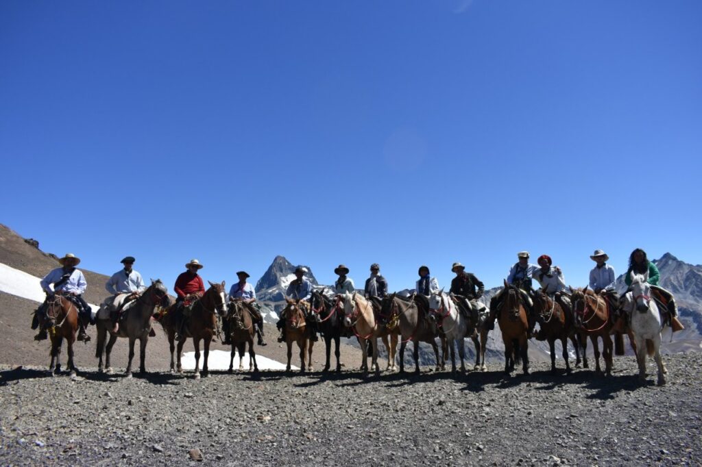 grupo de jinetes durante el cruce de los andes en malargüe, mendoza.