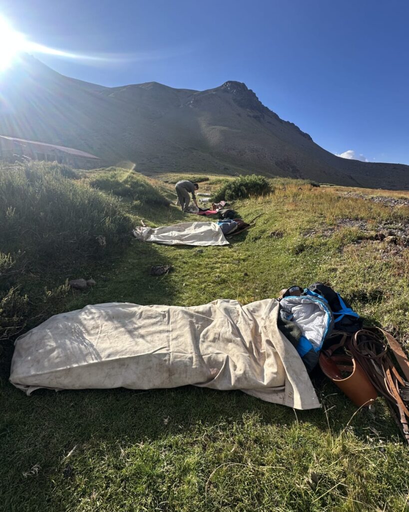 Jinete duerme a la intemperie durante la cabalga en la cordillera de los andes, en malargüe, mendoza.