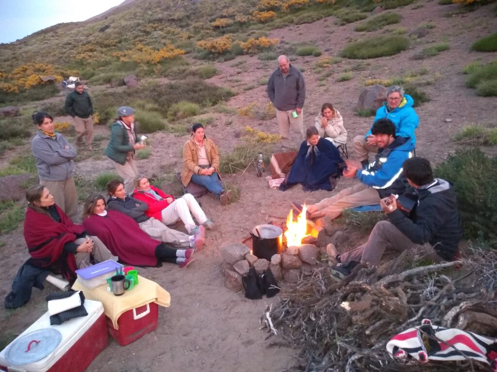 Grupo en campamento prepara fuego durante una cabalgata en Malargüe, Mendoza.