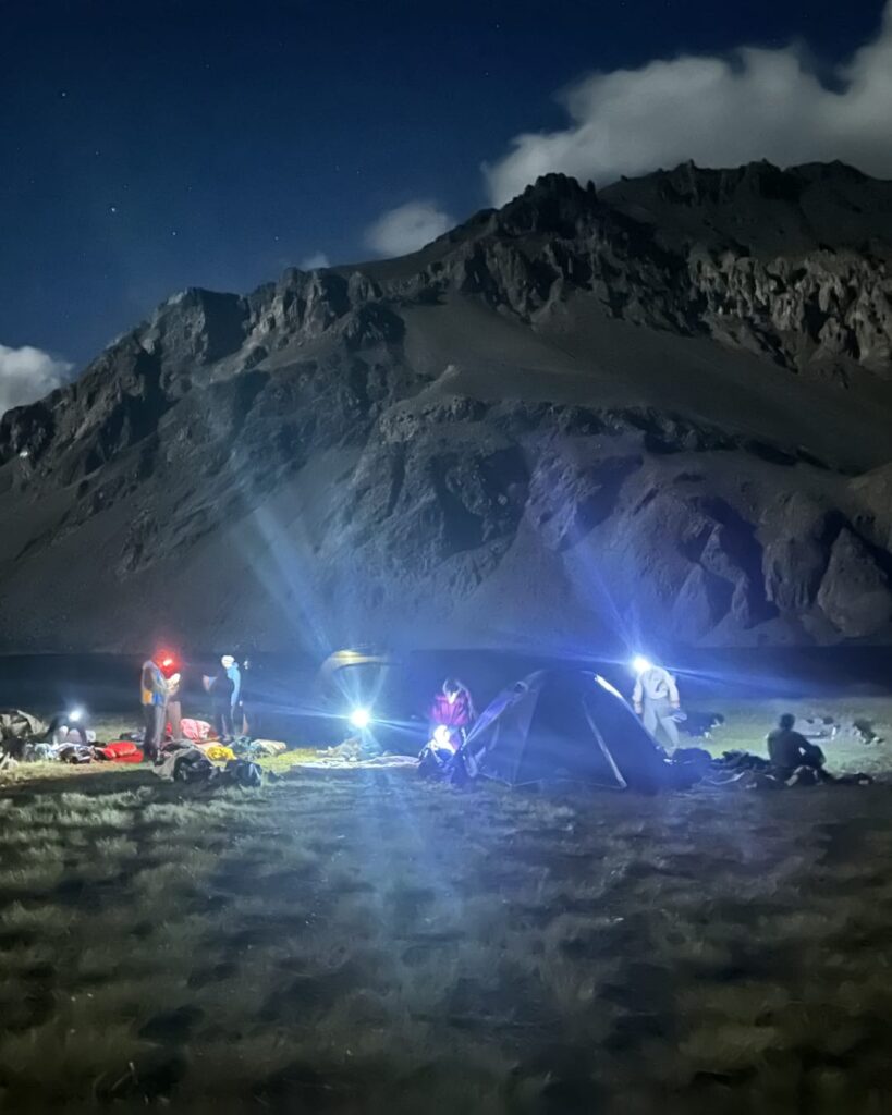 Campamento nocturno durante cabalgata en la montaña o cordillera de los andes en malargüe.