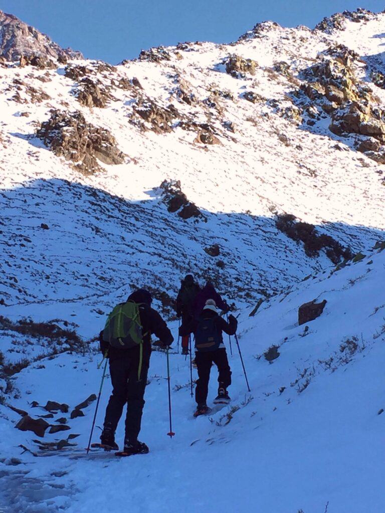 Travesía con raquetas de nieve en montaña de mendoza. 