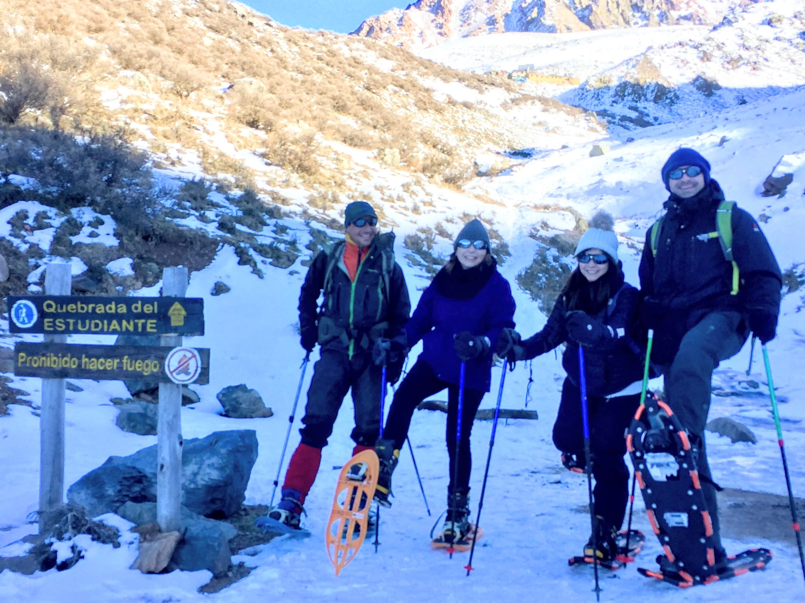 grupo de turistas en vallecitos luego de realizar una caminata con raquetas de nieve