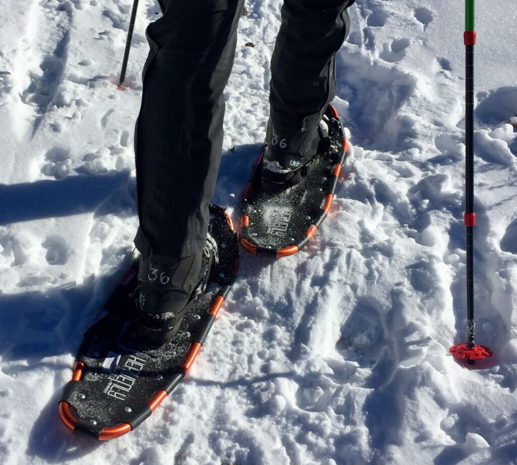 raquetas de nieve sobre nieven en montaña de mendoza 