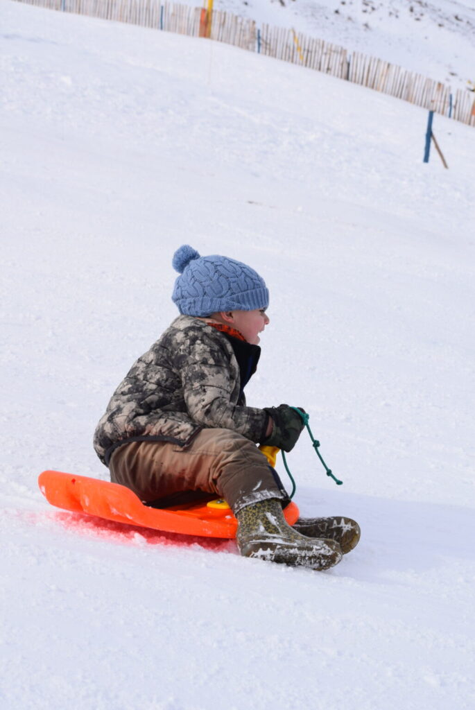 Los niños se divierten durante horas en la nieve de mendoza.