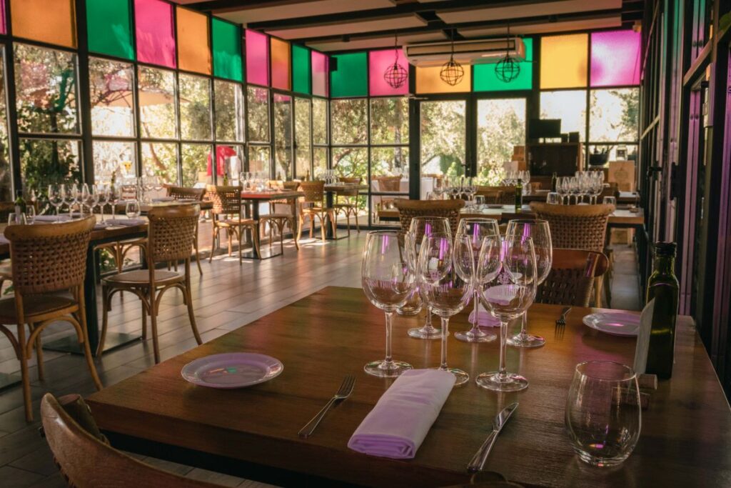 Mesa preparada para degustación de vinos en el restaurante iluminado de Casa Vigil El Enemigo en Maipú Mendoza