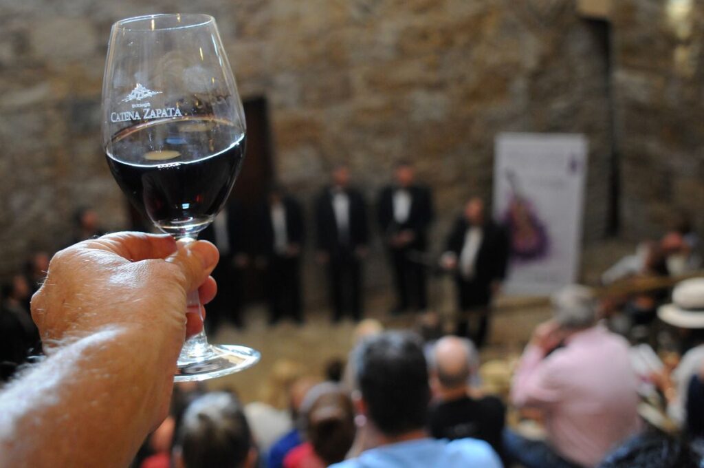 Copas de vino y degustación en bodega catena zapata de Luján de Cuyo Mendoza