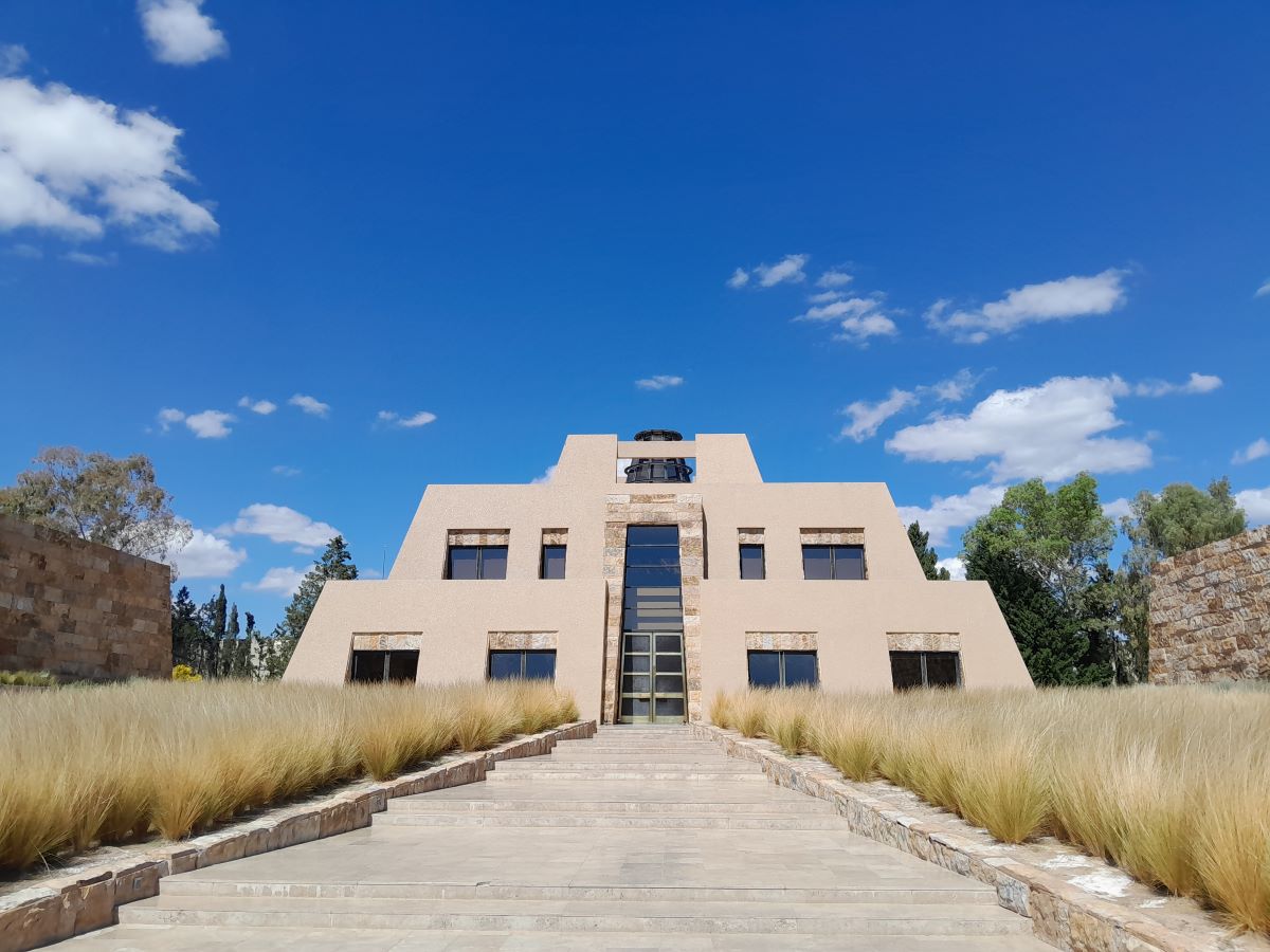 Fachada piramidal de la bodega Catena Zapata con viñedos en Luján de Cuyo Mendoza