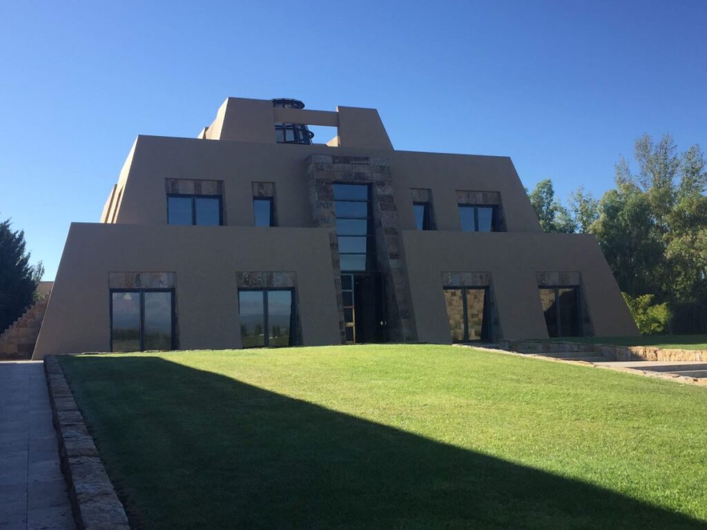 Fachada piramidal de bodega Catena Zapata en Mendoza