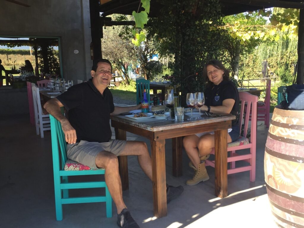 Pareja en almuerzo en jardines de restaurante La Azul en Valle de Uco.
