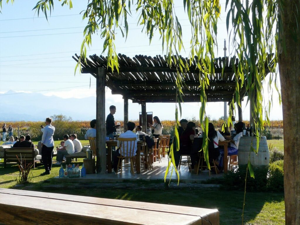 Degustación al aire libre en bodega La Azul en Valle de Uco.