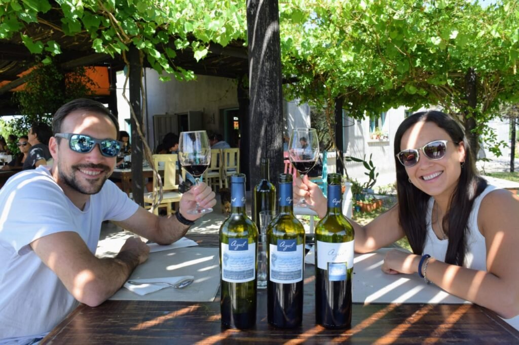 Pareja en almuerzo en jardines de restaurante La Azul en Valle de Uco.