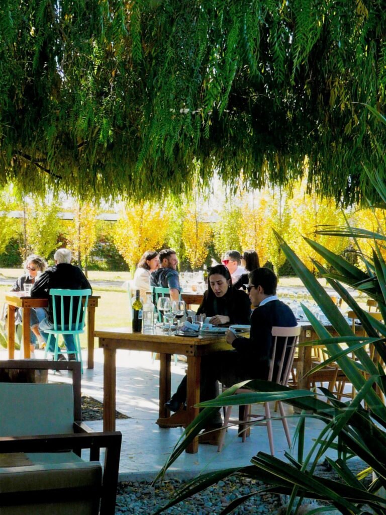 Pareja en almuerzo en jardines de restaurante La Azul en Valle de Uco.