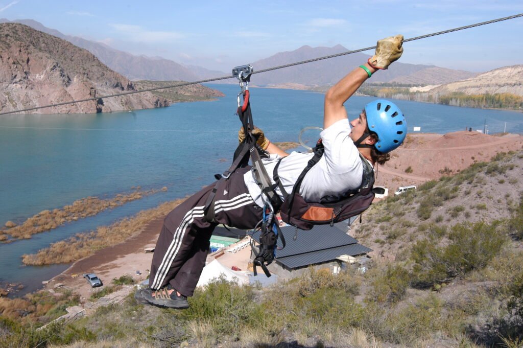 Tirolesa sobre el río Mendoza. en Potrerillos, departamente de Luján de Cuyo.